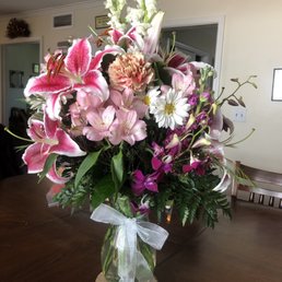 Beautiful arrangement! The daisies were a special request. These flowers are almost a week old.