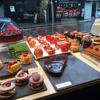 L'Eto Caffe - Cakes on display - Cafes Near Me - London, XGL
