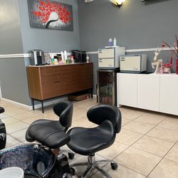 Deja Vu Nails & Spa - Serene with beverages!