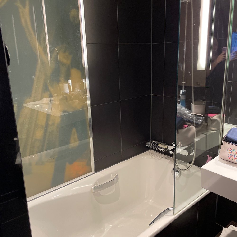 Le Meridien Paris Arc de Triomphe - Tub but only in certain rooms - Hotels Near Me - Paris, 75