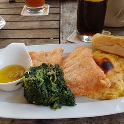 Santa Rio - Lachsfilet mit Spinat, Kartoffelgratin und Brot