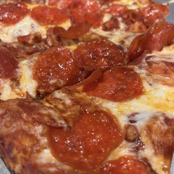 Me-n-Ed's Pizzeria - Pizza Near Me - Oakhurst, California