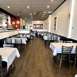 Avelluto's Pizzeria & Ristorante - Dining Area