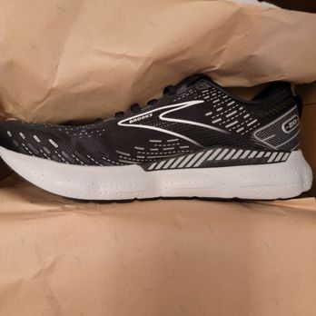 Road Runner Sports - Brooks - Shoe Stores Near Me - Solana Beach, California
