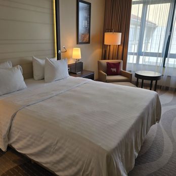 Munich Airport Marriott Hotel - Queen size bed - Hotels Near Me - Freising, BY