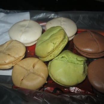 Confiserie Pariès - soft, chewy, delicious - Mouchous (vanilla, chocolate, pistachio, hazelnut) - Bakeries Near Me - Saint Jean De Luz, 64