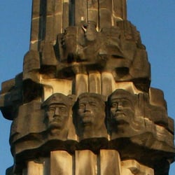 Pomnik bojowników o wolność i demokrację - Fragment pomnika na wzgórzu Kadzielnia w Kielcach