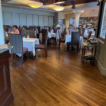 Davio's - the dining room of a restaurant - Steakhouses Near Me - Braintree, Massachusetts