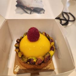 Salut Paris Bakery