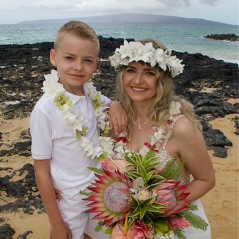 Affordable Barefoot Maui Wedding - Wedding Planning Near Me - Kihei, Hawaii Affordable Barefoot Maui Wedding - Wedding Planning Near Me - Kihei, Hawaii