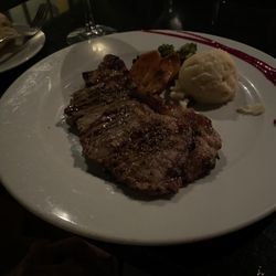 Restaurante San Telmo - Flat iron steak that is full of fat than meat, served lukewarm and no flavor at all.