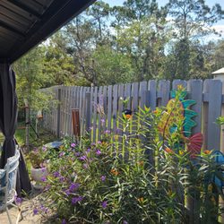 AAA Fence - Sloppy uneven installation.