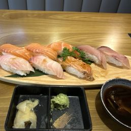 Salmon, hamachi, snapper, peppered salmon... I ate 1 before the picture. Salmon, hamachi, snapper, peppered salmon... I ate 1 before the picture.