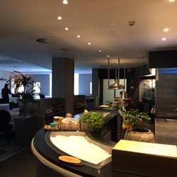 Entre Terre & Mer - In de ochtend het buffet. In de avond de open keuken waar n compleet team hard aan het werk is.
