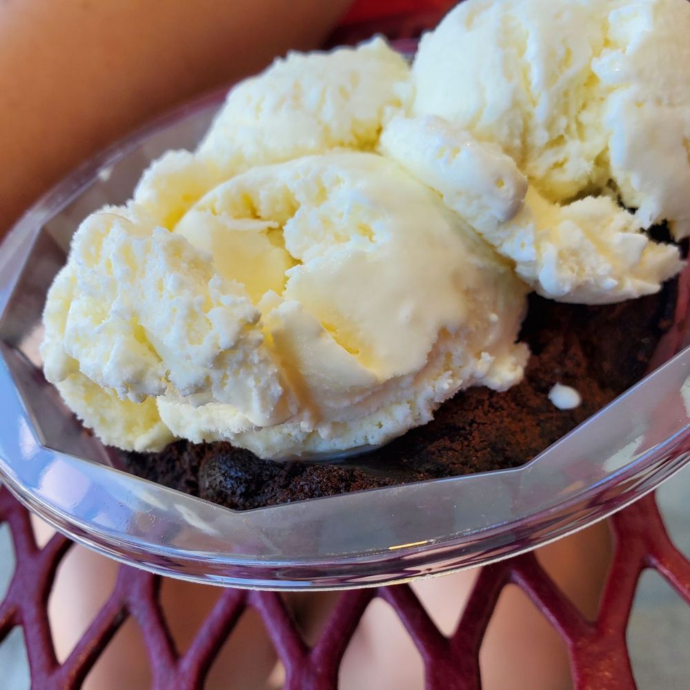 Stewart's Shops - three scoops of ice cream on a plate - Convenience Stores Near Me - Amsterdam, New York