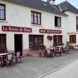 Le Relais de Diane - L'entrée  en bord de route avec 2 parkings