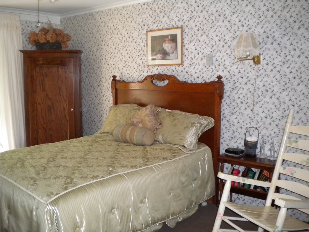 BOWEN’S BY THE BAYS, INC. Updated October 2024 19 Photos 177 W Montauk Hwy, Hampton Bays