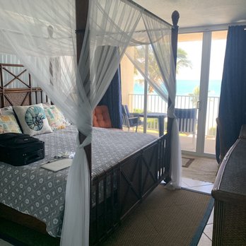 Island Beach Resort - King Bed with Canopy & ocean view - Hotels Near Me - Jensen Beach, Florida