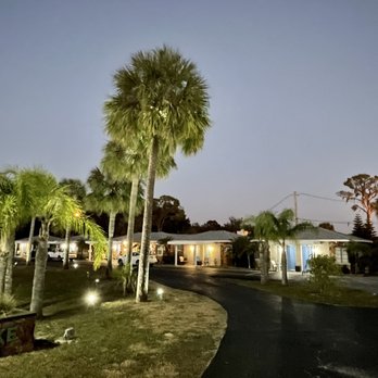 Hunnewell's Cottages - Exterior - Bed & Breakfast Near Me - Avon Park, Florida
