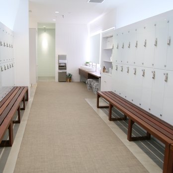 Gracie University - Our locker rooms are equipped with showers, lockers with keyless locks, towel service, and bathroom amenities. - Brazilian Jiu-jitsu Near Me - Torrance, California Gracie University - Our locker rooms are equipped with showers, lockers with keyless locks, towel service, and bathroom amenities. - Brazilian Jiu-jitsu Near Me - Torrance, California