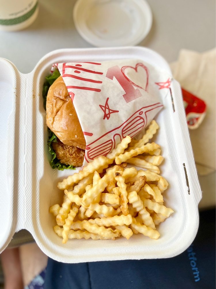 Raising Cane's Chicken Fingers, Honolulu Roadtrippers