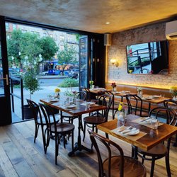 Musette Wine Bar - Beautiful interior with fresh flowers at every table
