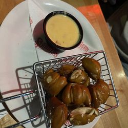Southern Ice - Mini pretzels with queso
