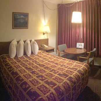 Town House Motel - the main room with queen bed and mini desk - Hotels Near Me - Eureka, California