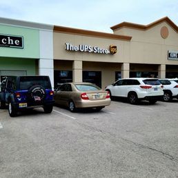 Exterior outside entrance of The UPS Store - June 2021 - Tampa, Florida Exterior outside entrance of The UPS Store - June 2021 - Tampa, Florida