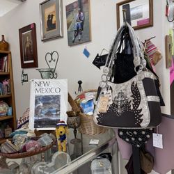 Los Ranchos Antique Mall - Beautiful artwork as well as purses