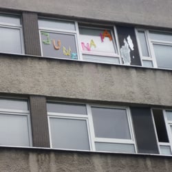Miasteczko Studenckie AGH - Podobnie jak z choinką po świętach, dekoracje juwenaliowe z reguły wiszą do końca semestru ;)