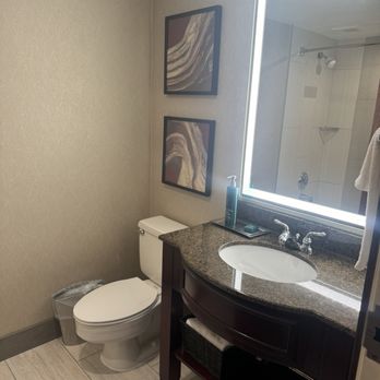 Hilton Bellevue - Bathroom - Hotels Near Me - Bellevue, Washington Hilton Bellevue - Bathroom - Hotels Near Me - Bellevue, Washington