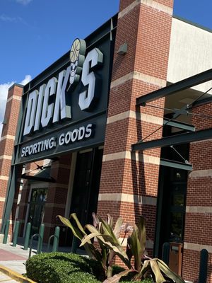 DICK'S Sporting Goods by null