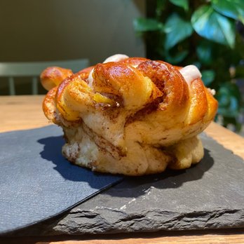 Copenhagen Coffee Lab - Cinnamon roll - Coffee & Tea Near Me - Lisbon, 11