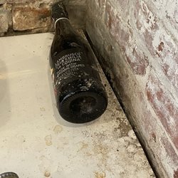 Le Chai - galerie du vin - Filth everywhere
