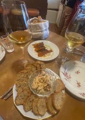 L’Un des Sens | Assiettes gourmandes et canons à partager au bar à vin intimiste du vieux Colmar by null