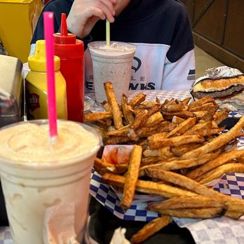 Nutty's Junkyard Grill - Creamsicle and Oreo shakes, fries and burgers - American Near Me - Arlington, Washington Nutty's Junkyard Grill - Creamsicle and Oreo shakes, fries and burgers - American Near Me - Arlington, Washington