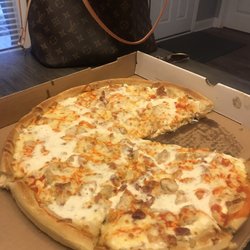 Pizza D'action - Chicken, Bacon Ranch pizza it comes with buffalo sauce!   Delicious