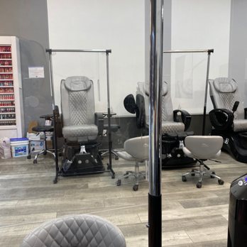 GT Nails And Spa - Plexiglass between chairs - Nail Salons Near Me - Foothill Ranch, California