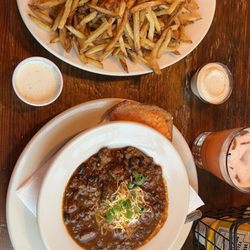 Poe's Tavern - Chili and fries