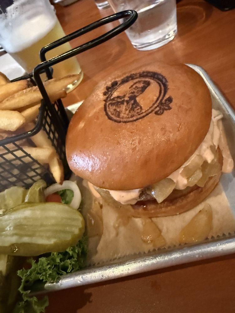 TR's Burgers Logo