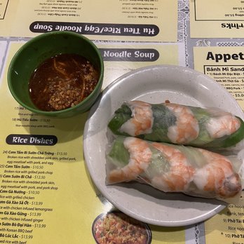 Que Huong Restaurant - Spring rolls with peanut sauce - Vietnamese Near Me - Madison Heights, Michigan