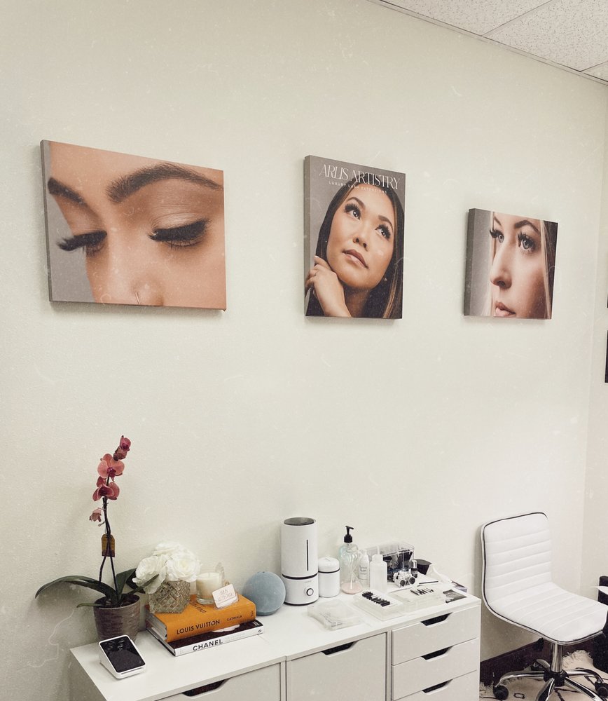 Arlis Artistry Lash Studio Logo