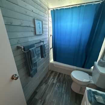 Kon-Tiki Motel - Lovely bathroom decor in Room 10 - Hotels Near Me - Venice, Florida Kon-Tiki Motel - Lovely bathroom decor in Room 10 - Hotels Near Me - Venice, Florida