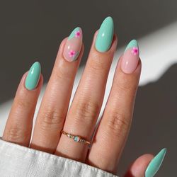 V Nails & Spa