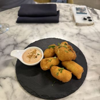 Artizen - Cafes Near Me - Honolulu, Hawaii