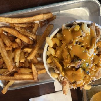 Barrister Brewing Company - Smoke chicken Mac and cheese and fries - Breweries Near Me - Owosso, Michigan
