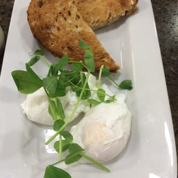 American Airlines Flagship Lounge - Poached eggs & toast - Airport Lounges Near Me - Hounslow, XGL
