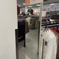 K&G Fashion Superstore - Gotta SUCK IT IN to see Mirror (placed 2 feet from pillar!)
