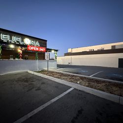 Eufloria Dispensary - 11th Tulsa - Parking
